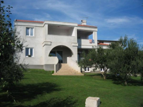 Nice apartment with covered balcony and sea view
